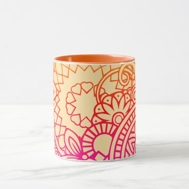 Orangefärgade lila blommor och mjuk persikofärgad  mugg (Center)