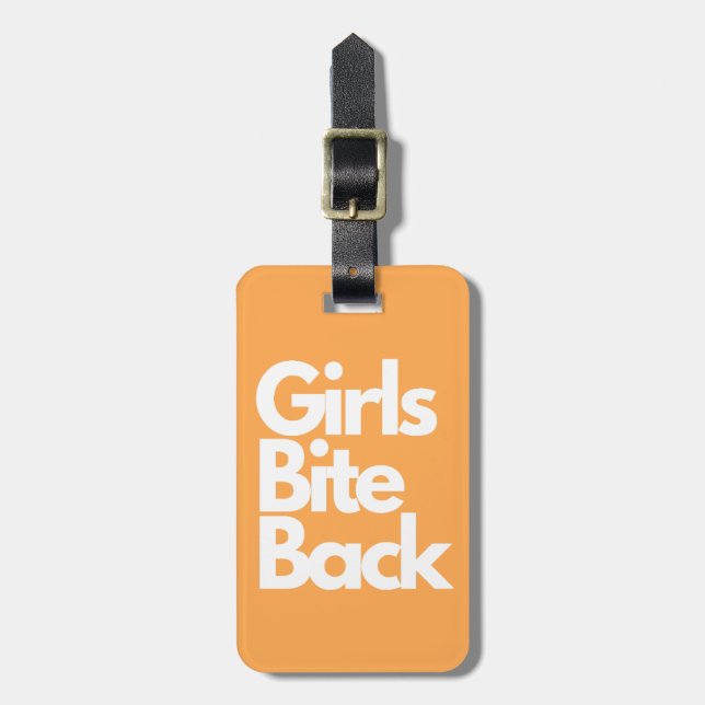 orangen "Girls Bita Back" Funny Bright Bagagebricka (Vertikal Framsida)