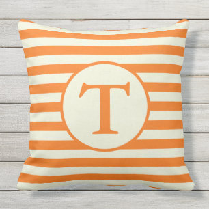 Orangen och beigen görade randig monogramen kudde