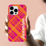 Orangens magenta har anpassat mönster<br><div class="desc">Iphone case med en plaid mönster i skarp orange och magenta,  och ditt eget namn.</div>