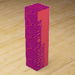 Orangens Rosa Lila | Japansk Wave Modern Bröllop Presentask För Vinflaska<br><div class="desc">Skapa din egen japanska Seigaiha Wave Anpassningsbar Text Modern Bold Vin Box, en pulserande kombination av tradition och contemporary design. I elegant vin blandas den ikoniska Seigaiha-vågen mönster sömlöst med öga-fångande skuggor av orange, rosa och lila, fullt anpassade i alla färg, och skapar en slående synlig matta. Rutan är mer...</div>