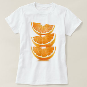 Orangens segment i en stapel t shirt