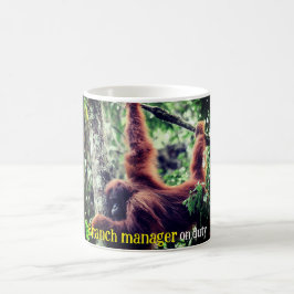 Orangutan hängande i träd kaffemugg