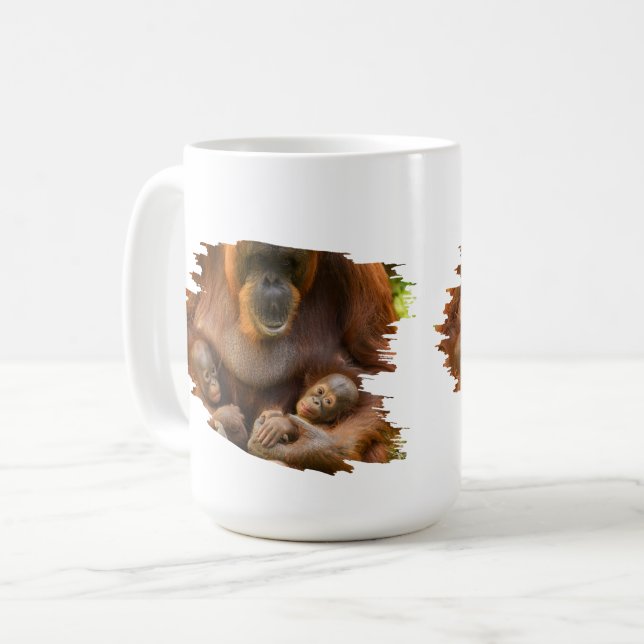 Orangutan Mor Holding Two Spädbarn Kaffemugg (Framsida vänster)