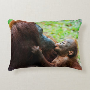 Orangutang mamma och unge prydnadskudde
