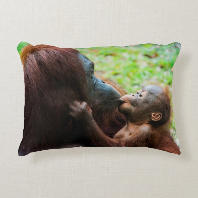 Orangutang mamma och unge prydnadskudde (Framsidan)