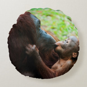 Orangutang mamma och unge rund kudde