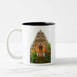 Orante dörr i Ubud, Bali, Indonesien Två-Tonad Mugg