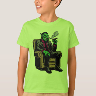 Orc i en stol med en cigarr t shirt