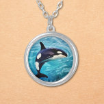 Orca Art Silverpläterat Halsband<br><div class="desc">Orca som simmar i grovhav oljemålningens utformning</div>