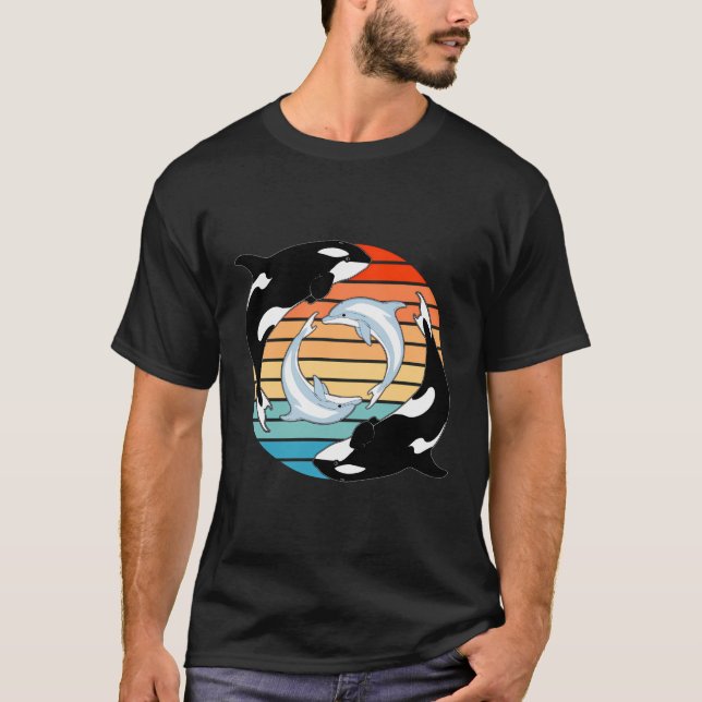 Orca Whales and Dolphins Retro Sunset T Shirt (Framsida)