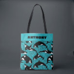 Orcas Killer Whales Teal Blue Personlig Tygkasse<br><div class="desc">Tillsätt en vattenlevande beröring till vilken dag som helst med denna illustrerade väska som visar orkas eller dödliga valar i svart och vitt mot en tealblå havsbakgrund i vågar. Den här väskan är redot att vara personlig med en namn överst i fet svart skrift.</div>