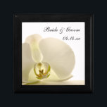Orchid Flower på White Bröllop Minnesask<br><div class="desc">Anpassa den söt Orchid Flower på White Bröllop Gift Box med namnen på briden och brudgummen och ceremonin i giftermål för att skapa en personlig keepsakpresenten för nylingarna eller en tack för bröllop, brudar och brudens sida. Den här trekorgen för anpassningsbar av elegant har ett foto av en blommigt med...</div>