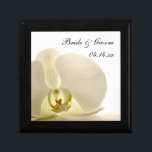 Orchid Flower på White Bröllop Minnesask<br><div class="desc">Anpassa den söt Orchid Flower på White Bröllop Gift Box med namnen på briden och brudgummen och ceremonin i giftermål för att skapa en personlig keepsakpresenten för nylingarna eller en tack för bröllop, brudar och brudens sida. Den här trekorgen för anpassningsbar av elegant har ett foto av en blommigt med...</div>