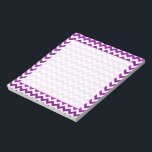 Orchid Lila Chevron White Anteckningsblock<br><div class="desc">I det här trendiget har den gigantiska designen en skarp,  färgstark orkidé - lila chevron mönster i två växlande fuschia/lila på vit bakgrund. Det har ett fyrkantigt,  halvgenomskinligt utrymme där du kan hoppa ned alla anteckningar. Det är en mycket söt,  chic,  snyggt design för henne.</div>