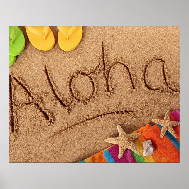 Ord Aloha skrev på en sandstrand med 2 Poster (Framsidan)