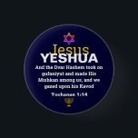ORD BECAME FLESH Messianic Christian Jul<br><div class="desc">Snyggt Messianic jul YESHUA JESUS-knapp med faux guld menorah och färgstark stjärna av David-design. JESUS är skriven i faux guld typography, mot riken MIDNIGHT BLUE. Skripturversen är JEWISH-VERSIONEN av John 1:14 - ORD BECAME FLESH - DVAR HASHEM TOG PÅ GUFANIYUT. Frasen och skriptreferensen är ANPASSADE, så du kan ersätta med...</div>