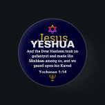 ORD BECAME FLESH Messianic Christian Jul Knapp<br><div class="desc">Snyggt Messianic jul YESHUA JESUS-knapp med faux guld menorah och färgstark stjärna av David-design. JESUS är skriven i faux guld typography, mot riken MIDNIGHT BLUE. Skripturversen är JEWISH-VERSIONEN av John 1:14 - ORD BECAME FLESH - DVAR HASHEM TOG PÅ GUFANIYUT. Frasen och skriptreferensen är ANPASSADE, så du kan ersätta med...</div>