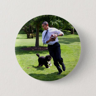 Ordförande Barack och Bo Obama Knapp