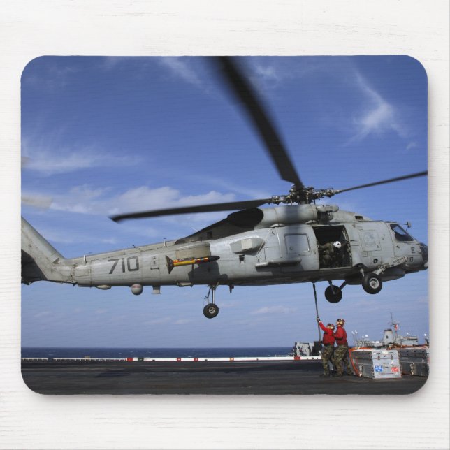 Ordnancemen ansluter transportkablar musmatta (Framsidan)