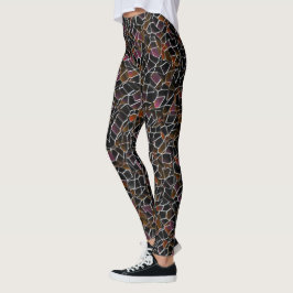 Oregelbunden mörk rödbrun mosaik på vit leggings
