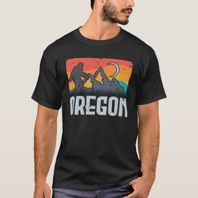 Oregon Bigfoot Sasquatch Mountains Retro Hiking T Shirt (Framsida)