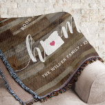 Oregon Home State Personlig Rustic Wood look Filt<br><div class="desc">Visa lite stolthet över hemmet med den här söta, rustiska träplattan som innehåller "hem" i vit kalligrafi-skript med en silhuett karta i delstaten Oregon som står i för "O" i brev. En rosa hjärtillustration inuti det statliga karta kompletterar designen. Du kan ändra hjärtans position till din hemstad genom att öppna...</div>