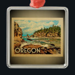 Oregon prydnadvintage resor julgransprydnad metall<br><div class="desc">En kall vintagestilOregon prydnad som presenterar en kust- plats med Stilla havet och den sceniska steniga kusten av Oregon. Tack till det Loren Kernss fotoet som baserar: www.flickr.com/photos/lorenkerns/4822059747</div>