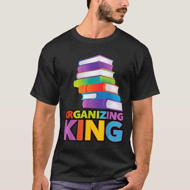 Organizing King Quote Fun For Books Lovers Librari T Shirt (Framsida)