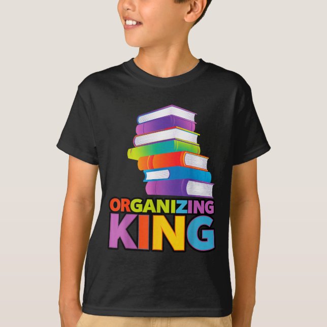 Organizing King Quote Fun For Books Lovers Librari T Shirt (Framsida)
