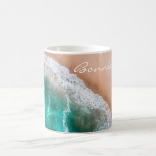 Örhav vatten på kustnära och tropisk sommar kaffemugg
