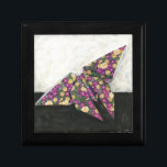 Origami Butterfly på Blommigt Papper Smyckeskrin<br><div class="desc">Flyt som en fjäril med detta vackra origami biet av Chariklia Zarris. En underbar blommigt tryckt papper användes för att skapa origami-fjärilen,  och de lila,   och gröntarna hoppar helt enkelt ut från biet. Köp ditt exemplar idag!</div>