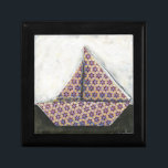 Origami Sailboat på Star Design Papper Smyckeskrin<br><div class="desc">En enkel origami-segelbåt flytande på svart och vit bakgrund. Skapat av Chariklia Zarris,  segelbåten ser ut som om den gjorts av stil från stjärndesignen papper. Hämta ditt exemplar idag!</div>