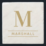 Original av Classic Brass Personlig Family Monogra Stenunderlägg<br><div class="desc">En läskedryck av klassisk och modern personlig underlägg designfunktioner och en elegant anpassningsbar serif-monogram tillsammans med din familjs efternamn accentuerat med enkelt vågrät rand mot en vit,  mönstrad bakgrund. Antikalt guld/brastext och färg kan ändras för att perfekt samordna med din hemdekanter.</div>