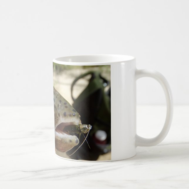 Öring i händerna kaffemugg (Höger)