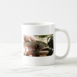 Öring i händerna kaffemugg