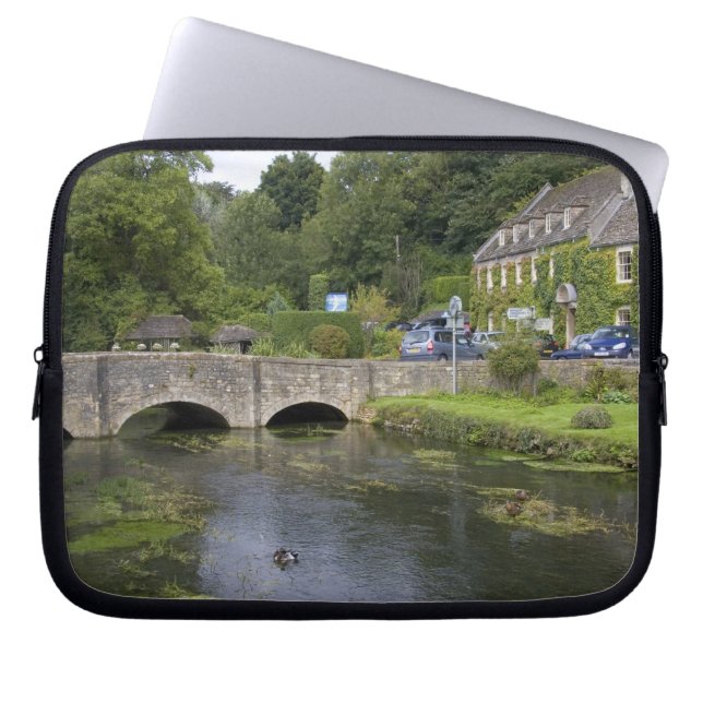 Öringström i byn Bibury, Laptop Fodral (Framsidan)