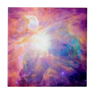 Orionnebulosan färgrik rosa lila kakelplatta