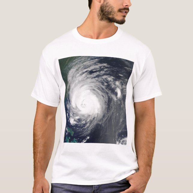 Orkanen Earl som betar North Carolina kusten T-shirt (Framsida)