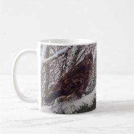 Ormvråk i vinter skogs sittplats vilda djur fågel  kaffemugg