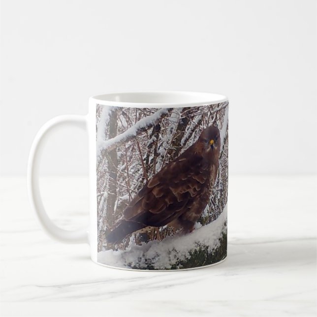 Ormvråk i vinter skogs sittplats vilda djur fågel  kaffemugg (Vänster)