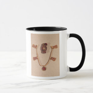 Örn-formad brosch och ett halsband mugg