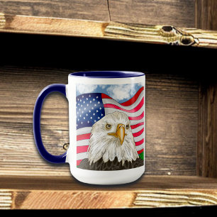 Örn framför American Flagga Patriotic Art Mugg