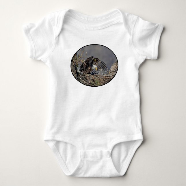 Örn med hennes baby tee (Framsida)