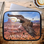 Örn Monument Valley Laptop sleeve<br><div class="desc">Laptop sleeve med en bild av en örn som flyger över Monument Valley vid soluppgången,  med dina anpassningsbar (valfritt).</div>