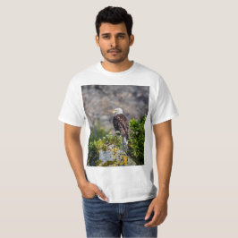 Örn sitta vid sten t shirt
