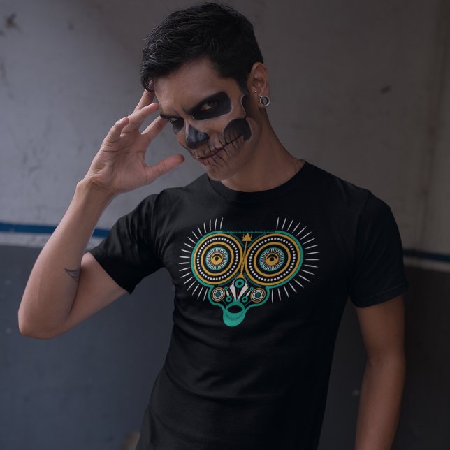 Ornament för stammen uggla t shirt (Men wearing big eye halloween T-shirt in horror makeup)