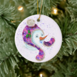 Ornament lycklig Snögubbe Julgran<br><div class="desc">Juldekorationer med Lycklig Snögubbe I Lila Rosa Beanie Winter Hat Roligt Julmålning - Välj / lägg till din unika text / Namn / Färg - Gör din Speciella julprydnadsgåva - Ändra storlek och flytta eller ta bort/lägg till inslag - bild / text med anpassning verktyg. Målning och design efter MIGNED....</div>