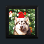 Ornamenterade siberian husky vid Julgran Snögubbe Minnesask<br><div class="desc">Cute Siberian husky med Julgran Ornaments Snö Man i bakgrunden.</div>