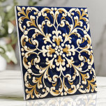 Ornate Blue och Guld Scrollwork Kakelplatta<br><div class="desc">Den här snyggt portabel plattan visar upp mycket krånglig mönster i rik marblått, accentuerad med gyllene och vita detaljer för en tidslös, lyxaktig estetik. Den symmetriska designen är perfekt för att skapa en elegants ryggsplash, påstående-vägg eller dekorativ brännpunkt i ditt hem. Med sin klassiska dragningskraft och sitt detaljerade hantverk är...</div>